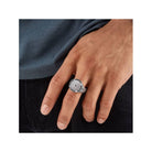 Bague Elements of Nature argent sur main masculine, design avec signes du zodiaque et gravures des éléments.