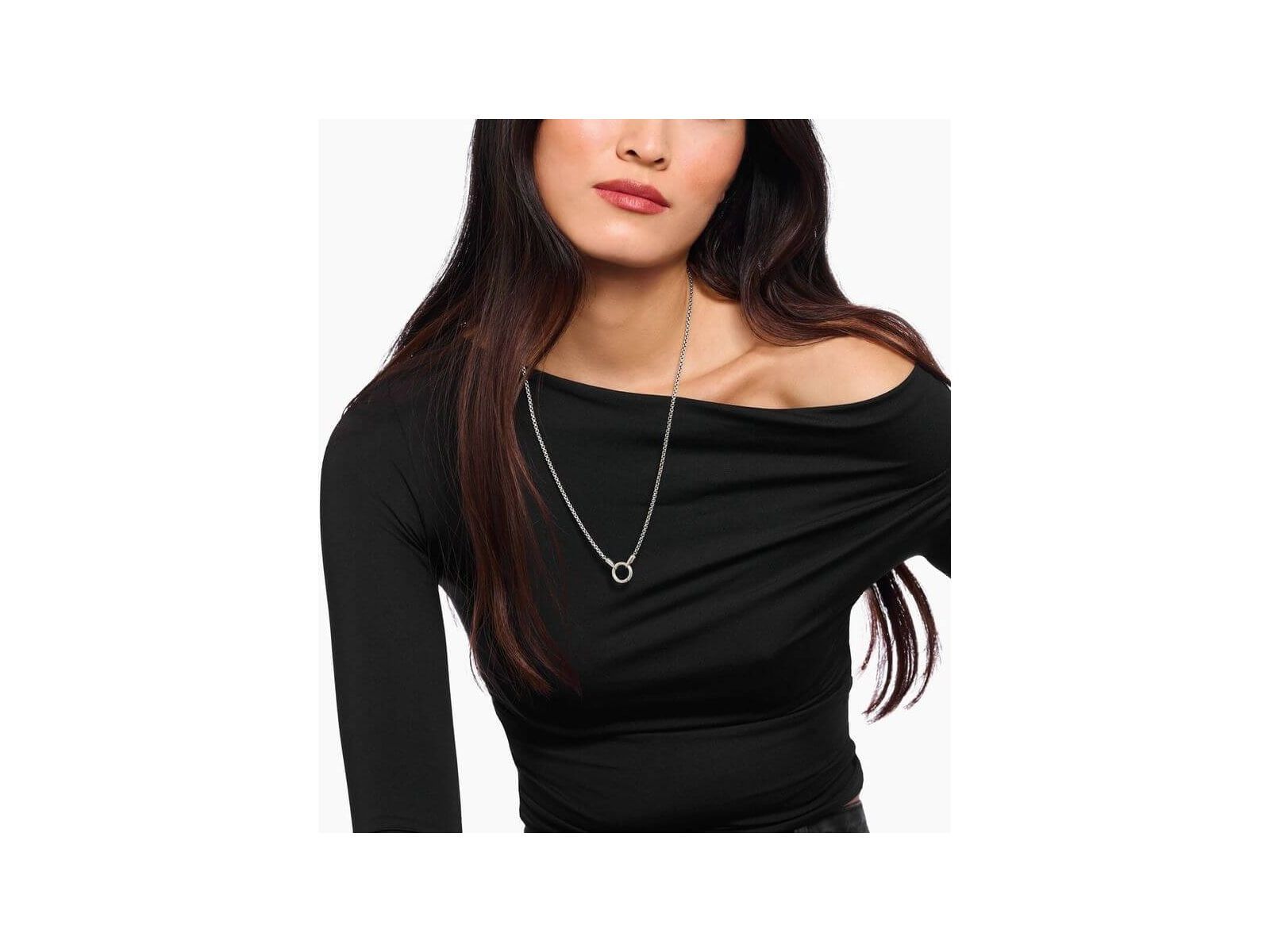 Femme portant un collier vénitien en argent de 2,7 mm avec fermoir rond, style minimaliste et moderne.