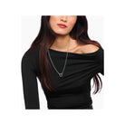 Femme portant un collier vénitien en argent de 2,7 mm avec fermoir rond, style minimaliste et moderne.