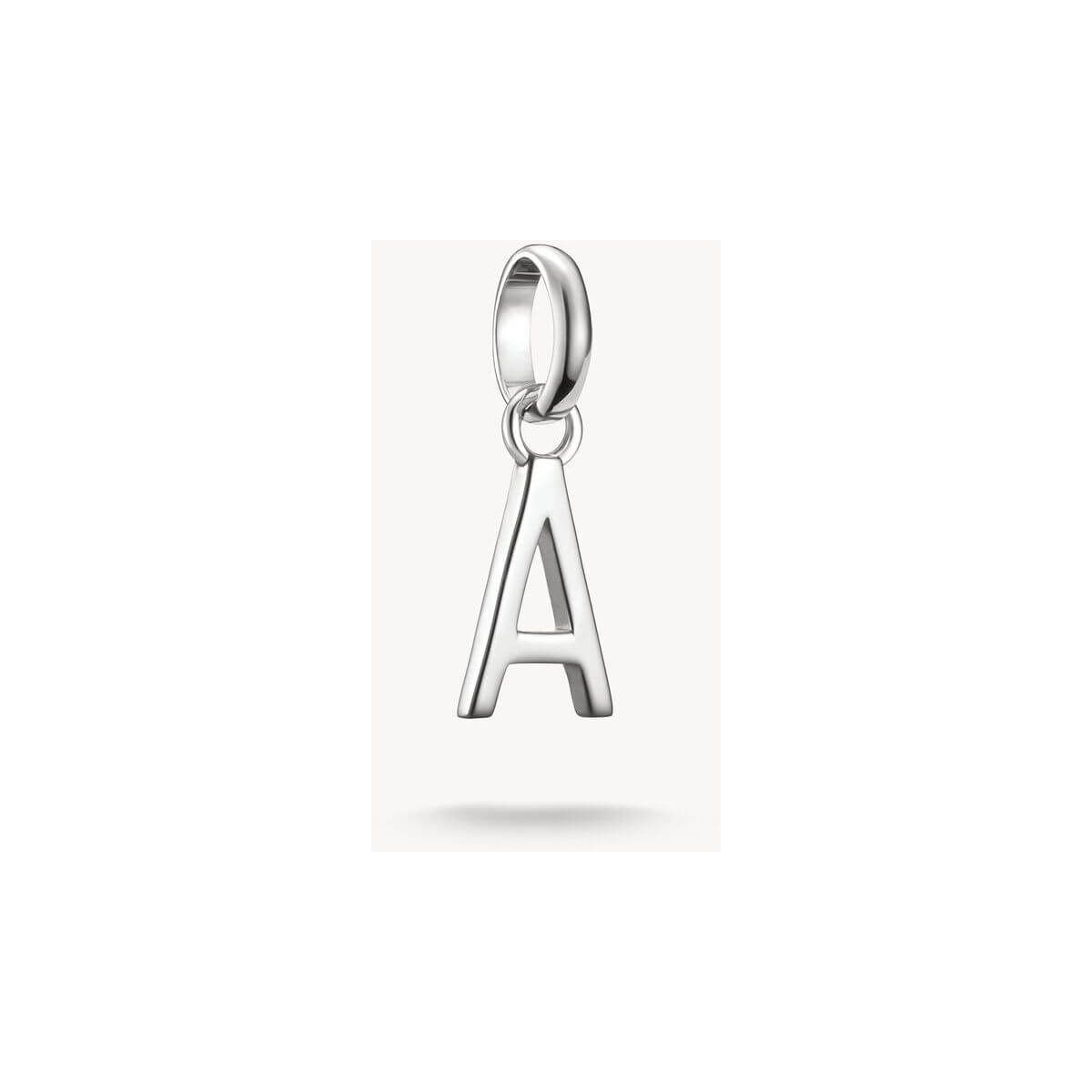 Pendentif charm lettre 'A' en argent 925 recyclé, design moderne et personnalisable pour bijoux.
