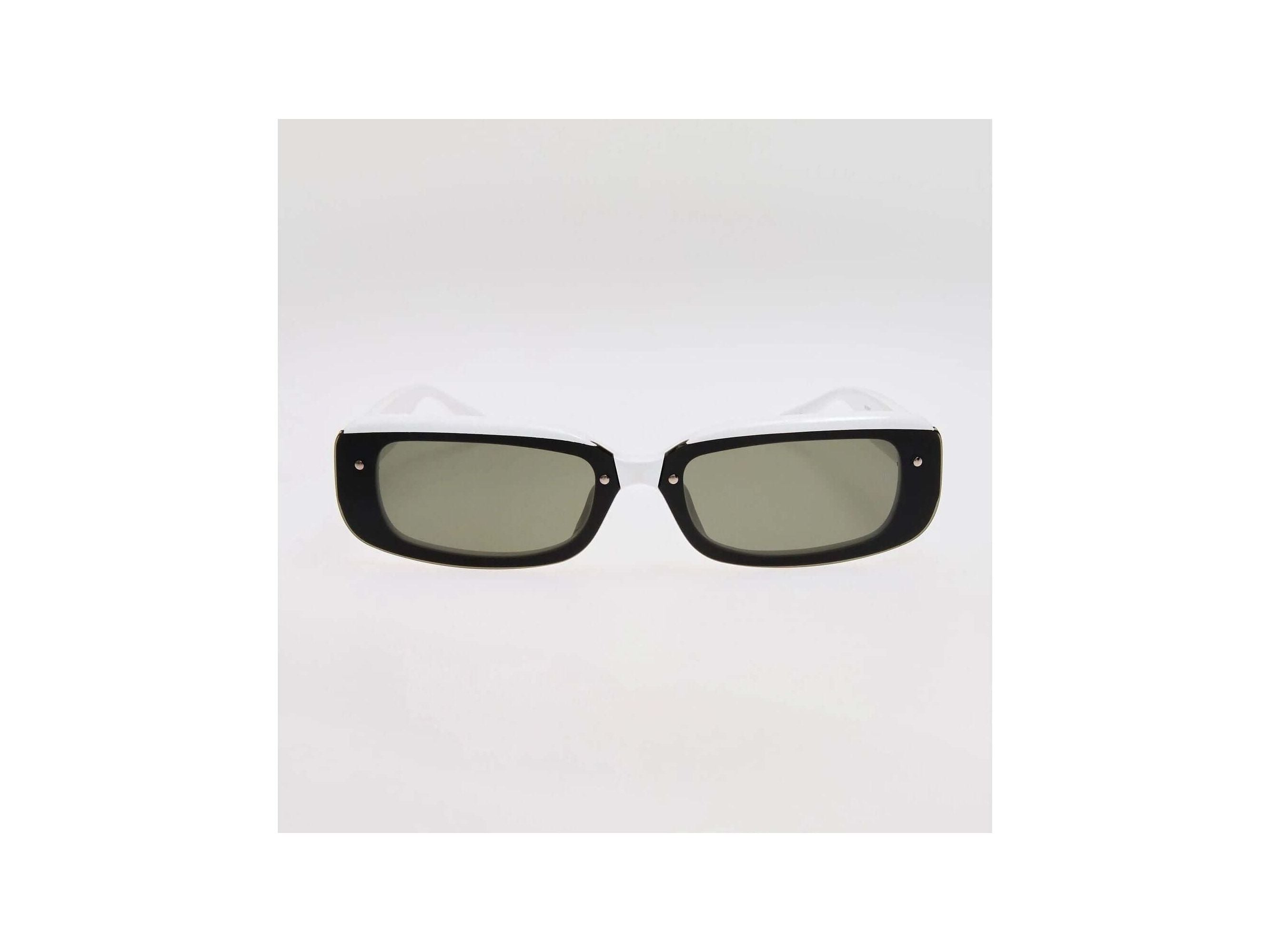 Lunettes de soleil Flick blanches avec verres gris, alliant élégance et protection UV à 100%.