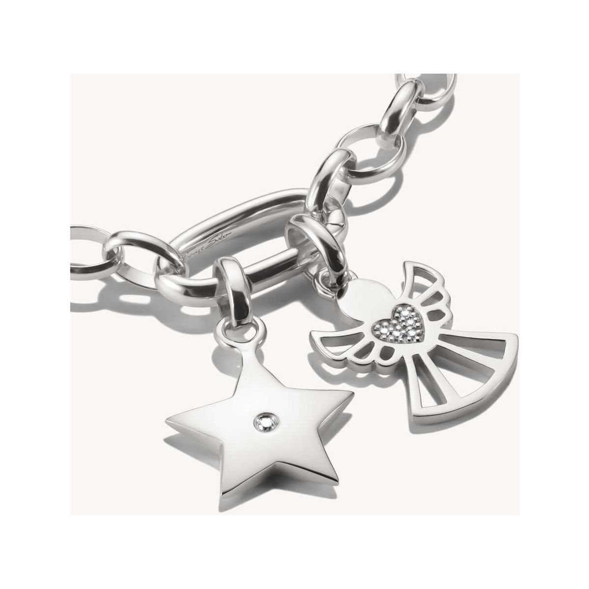 Pendentif charm étoile en argent avec zircon blanc sur bracelet, symbole d'élégance et de personnalisation.
