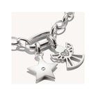 Pendentif charm étoile en argent avec zircon blanc sur bracelet, symbole d'élégance et de personnalisation.