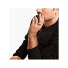 Modèle masculin portant une bague collège en argent et un bracelet, mettant en avant le style contemporain et élégant.