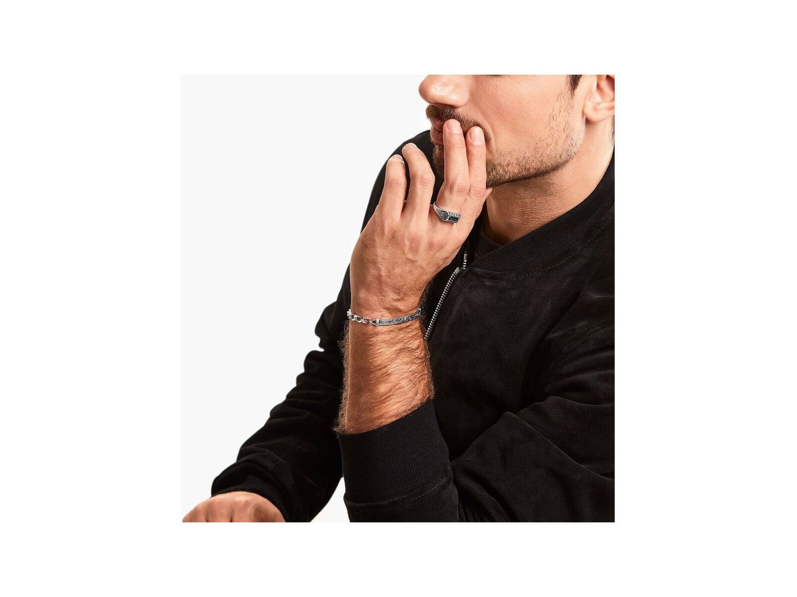 Modèle masculin portant une bague collège en argent et un bracelet, mettant en avant le style contemporain et élégant.