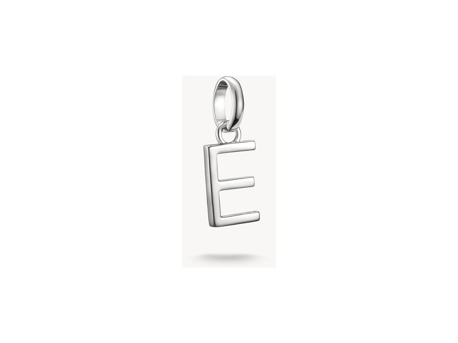 Pendentif charm lettre 'E' en argent 925, design rectiligne pour personnaliser vos bijoux.
