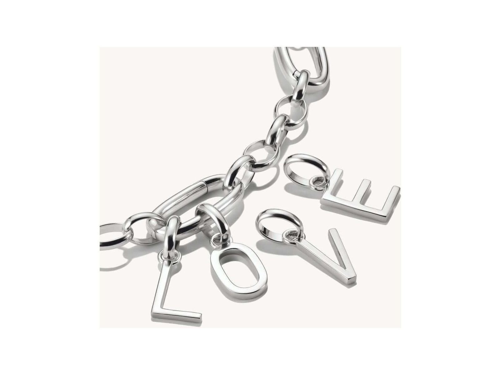 Pendentif charm en argent 925 en forme de lettres 'LOVE', parfait pour personnaliser vos bijoux.