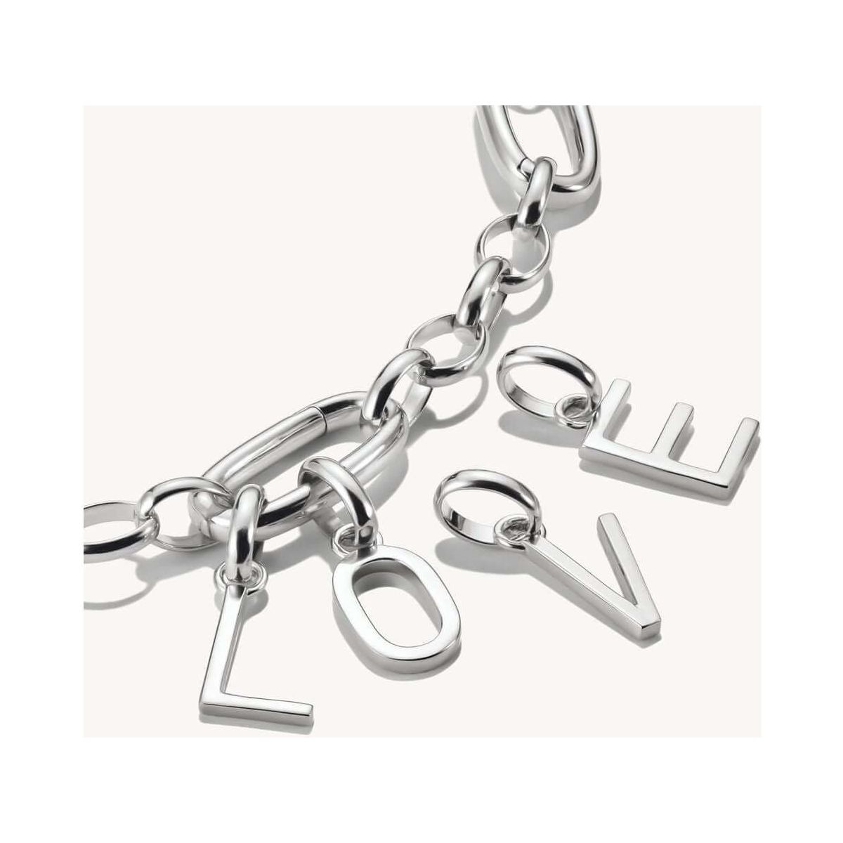 Pendentif charm en argent 925 en forme de lettres 'LOVE', parfait pour personnaliser vos bijoux.