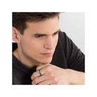 Homme portant une bague ruban love knot en argent 925, mettant en avant son style élégant et chic.