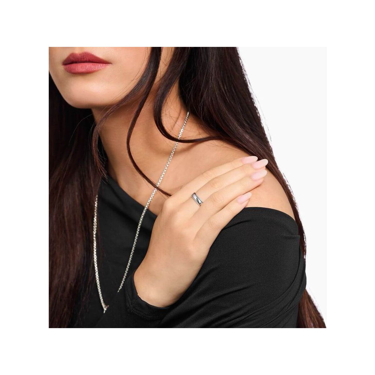 Élégante bague étroite en argent recyclé sur la main d'une femme, avec un look minimaliste.