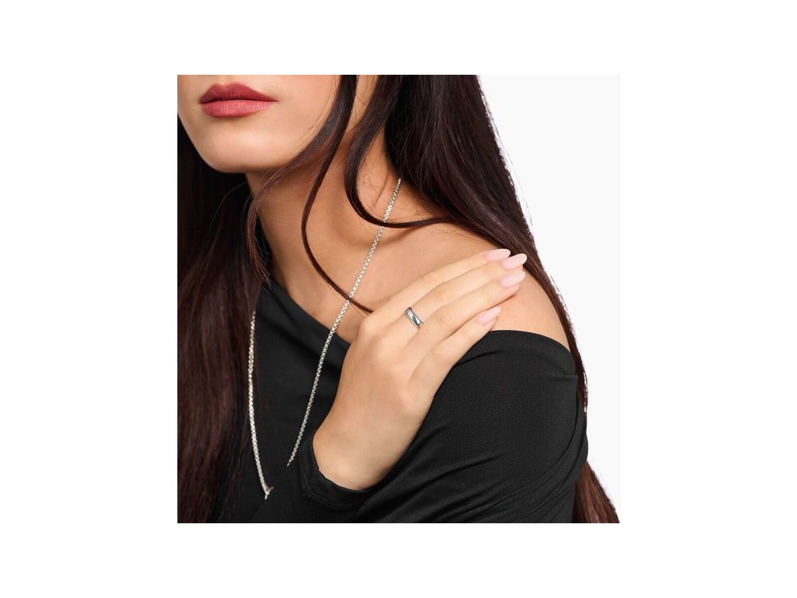 Élégante bague étroite en argent recyclé sur la main d'une femme, avec un look minimaliste.