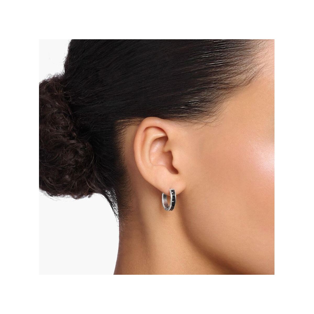 Créoles en argent sterling avec zircones noires, portées sur l'oreille, élégantes et modernes.