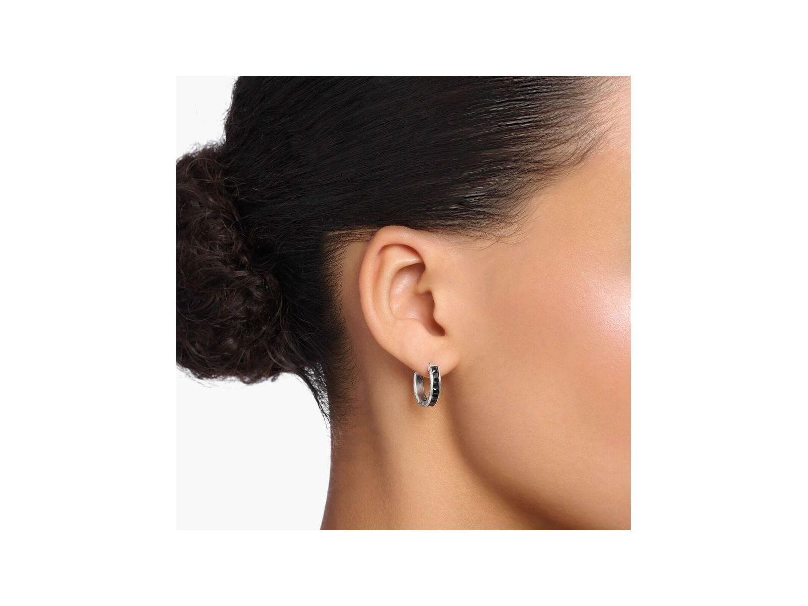 Créoles en argent sterling avec zircones noires, portées sur l'oreille, élégantes et modernes.