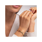 Bracelet jonc peau de serpent or porté par une femme, ajoutant une touche élégante et moderne à son style.