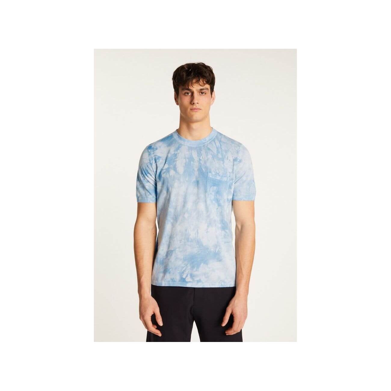 Model wearing a light blue T-Shirt Marquez with a modern fit and elegant style, perfect for sunny days.