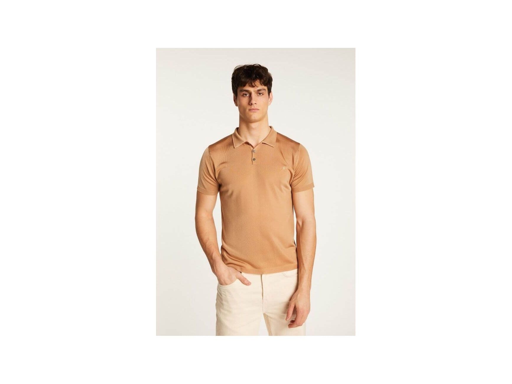 Polo fil lumière Babar en polyamide, élégant et confortable, modèle homme à manches courtes, couleur beige.