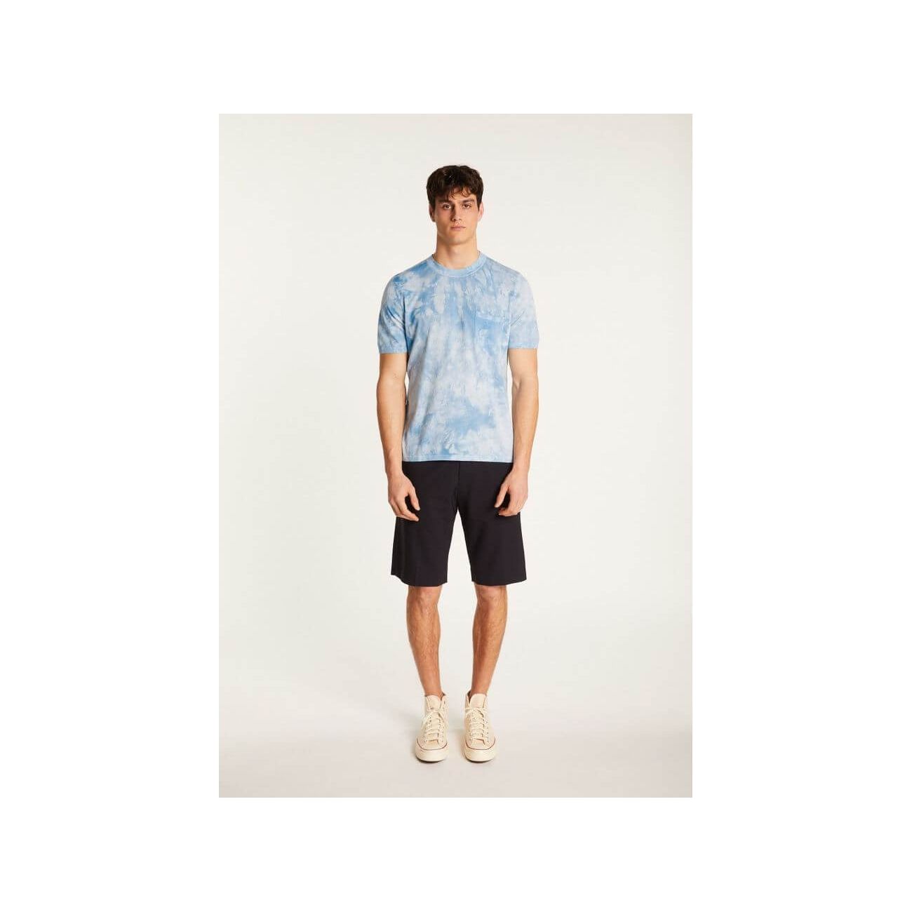 Homme portant un T-Shirt Marquez bleu ciel en coton biologique, associé à un short noir, style décontracté.