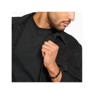 Homme portant la bague duo large en argent, avec un bracelet en perles, style élégant et moderne.