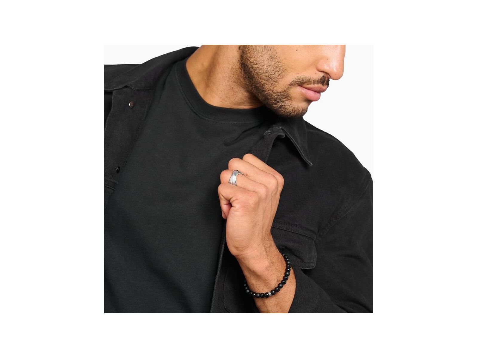 Homme portant la bague duo large en argent, avec un bracelet en perles, style élégant et moderne.