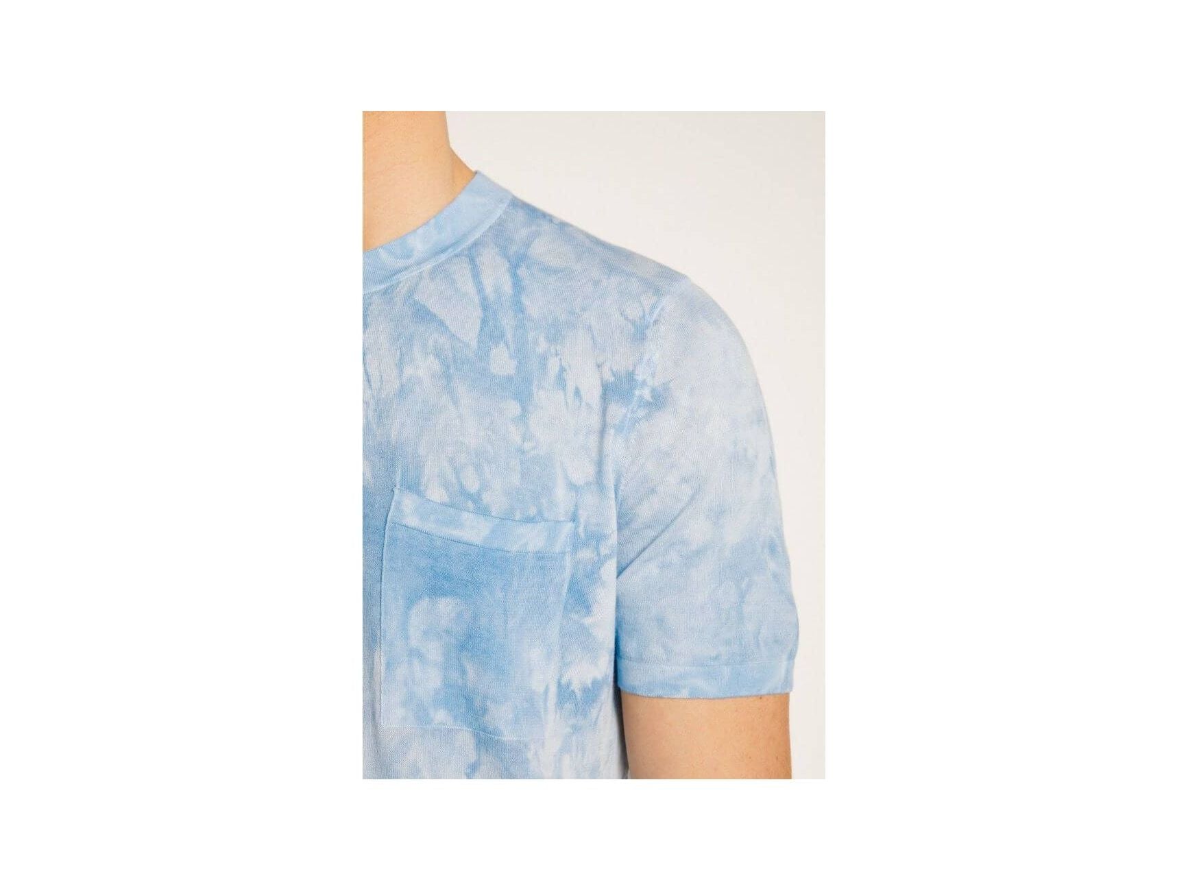 Close-up of T-Shirt Marquez in light blue tie-dye with discreet pocket for a stylish casual look.