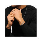 Homme portant le bracelet Midnight Rose en argent recyclé noirci, mettant en valeur ses roses détaillées.