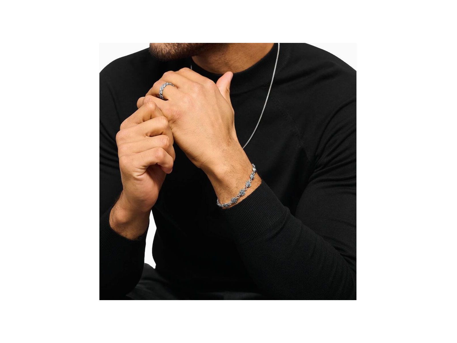 Homme portant le bracelet Midnight Rose en argent recyclé noirci, mettant en valeur ses roses détaillées.