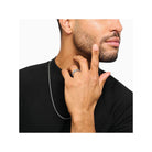 Bague Midnight Rose en argent recyclé, portée par un homme, mettant en valeur ses roses en trois dimensions.