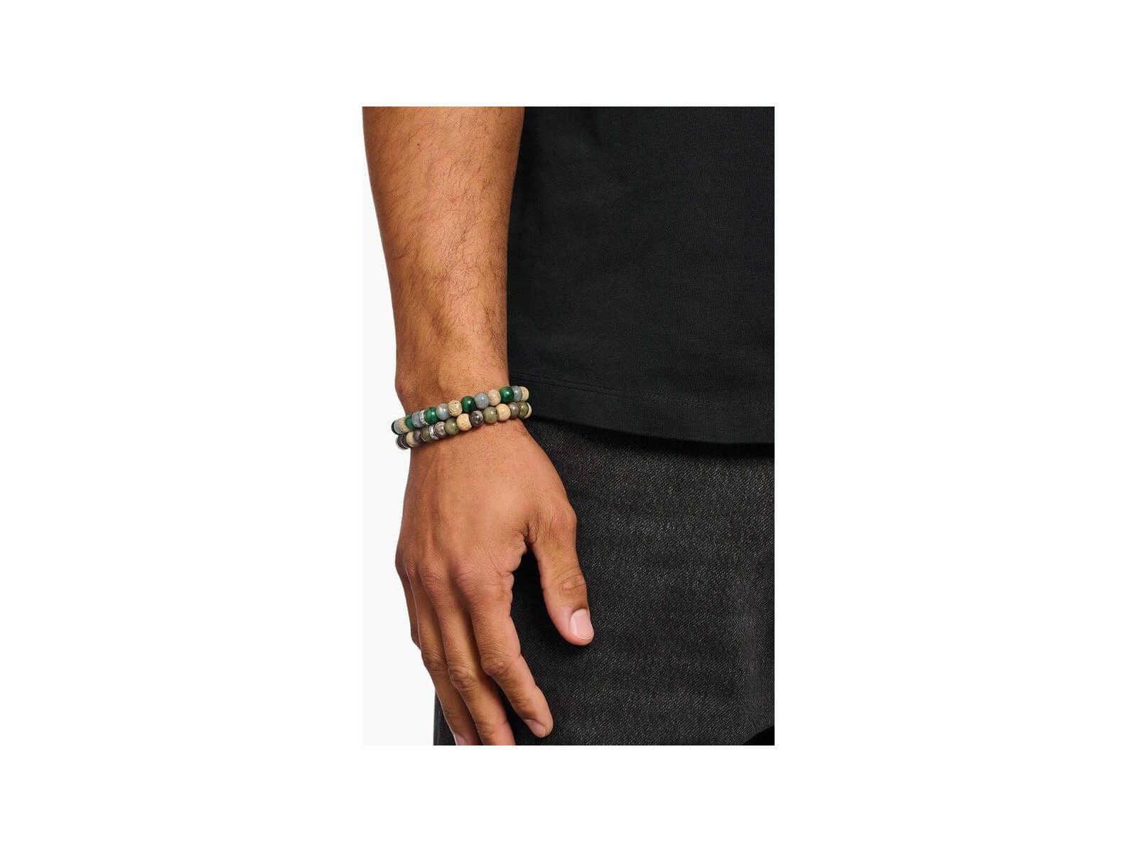 Bracelet en beads ovales de jaspe, jade et labradorite porté sur un poignet, affichant une élégance naturelle.