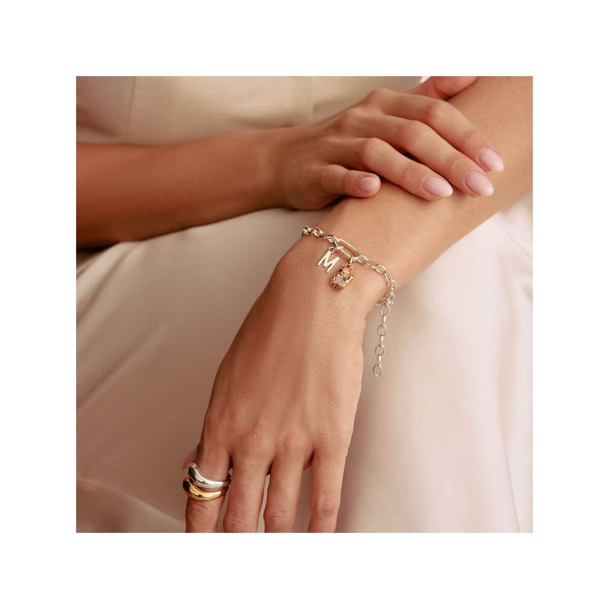 Bracelet charm en argent recyclé avec initiale M, design élégant et personnalisable, fermoir mousqueton.