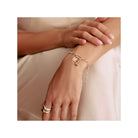 Bracelet charm en argent recyclé avec initiale M, design élégant et personnalisable, fermoir mousqueton.