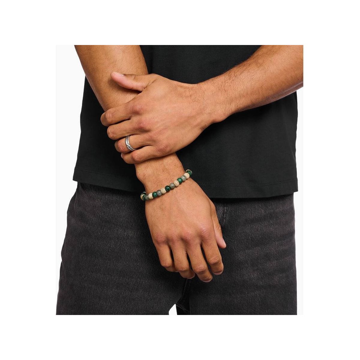 Bracelet stretch en beads ovales de jaspe, jade et labradorite porté par un homme avec une bague en argent.
