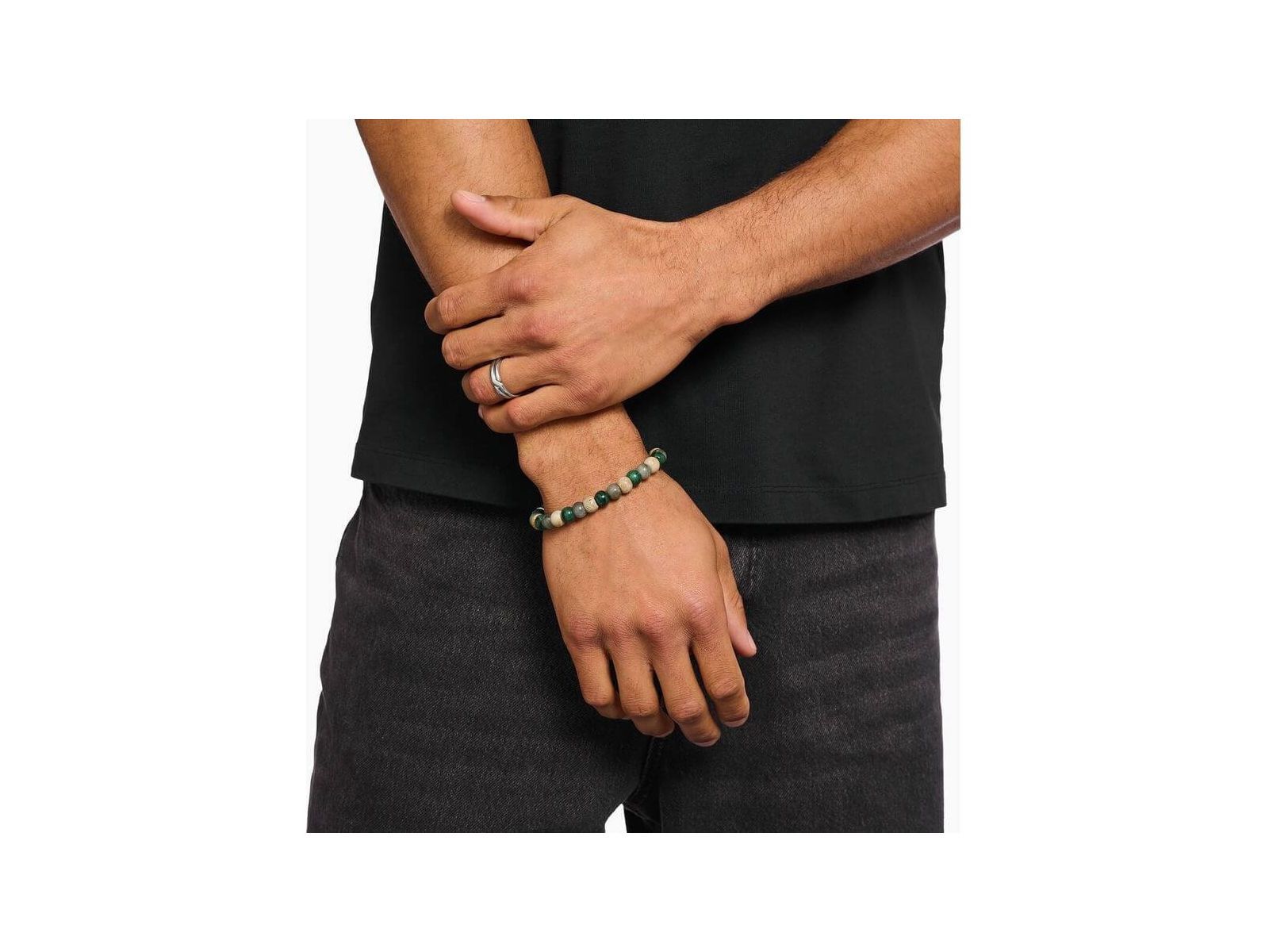 Bracelet stretch en beads ovales de jaspe, jade et labradorite porté par un homme avec une bague en argent.