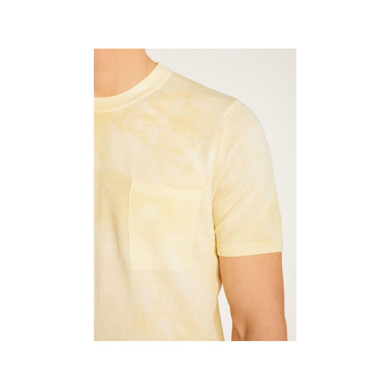 Close-up of T-Shirt Marquez in light yellow, featuring a modern fit and a discreet pocket for a casual, stylish look.