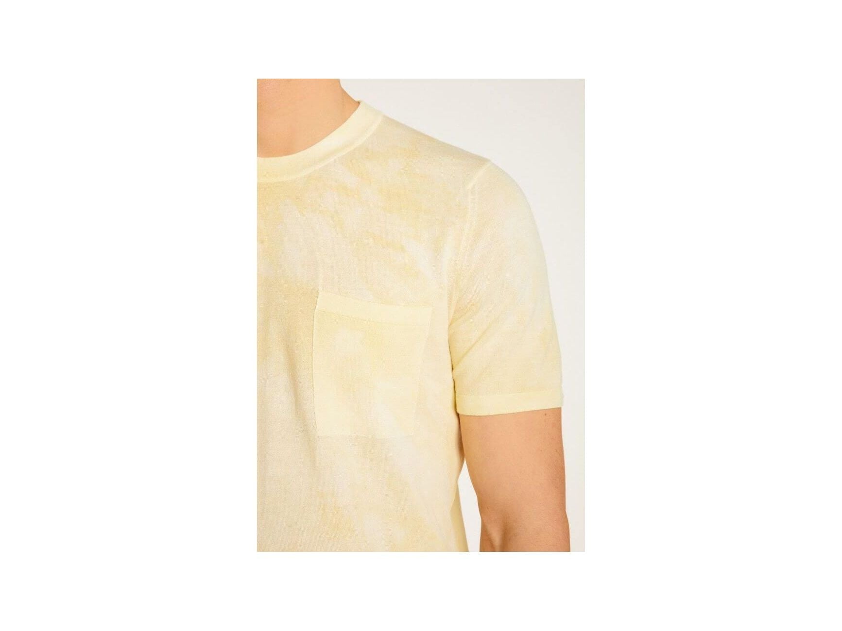 Close-up of T-Shirt Marquez in light yellow, featuring a modern fit and a discreet pocket for a casual, stylish look.