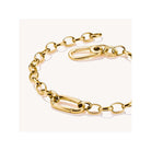 Bracelet charm en or plaqué avec maillons ovales et fermoir mousqueton, élégant et durable.