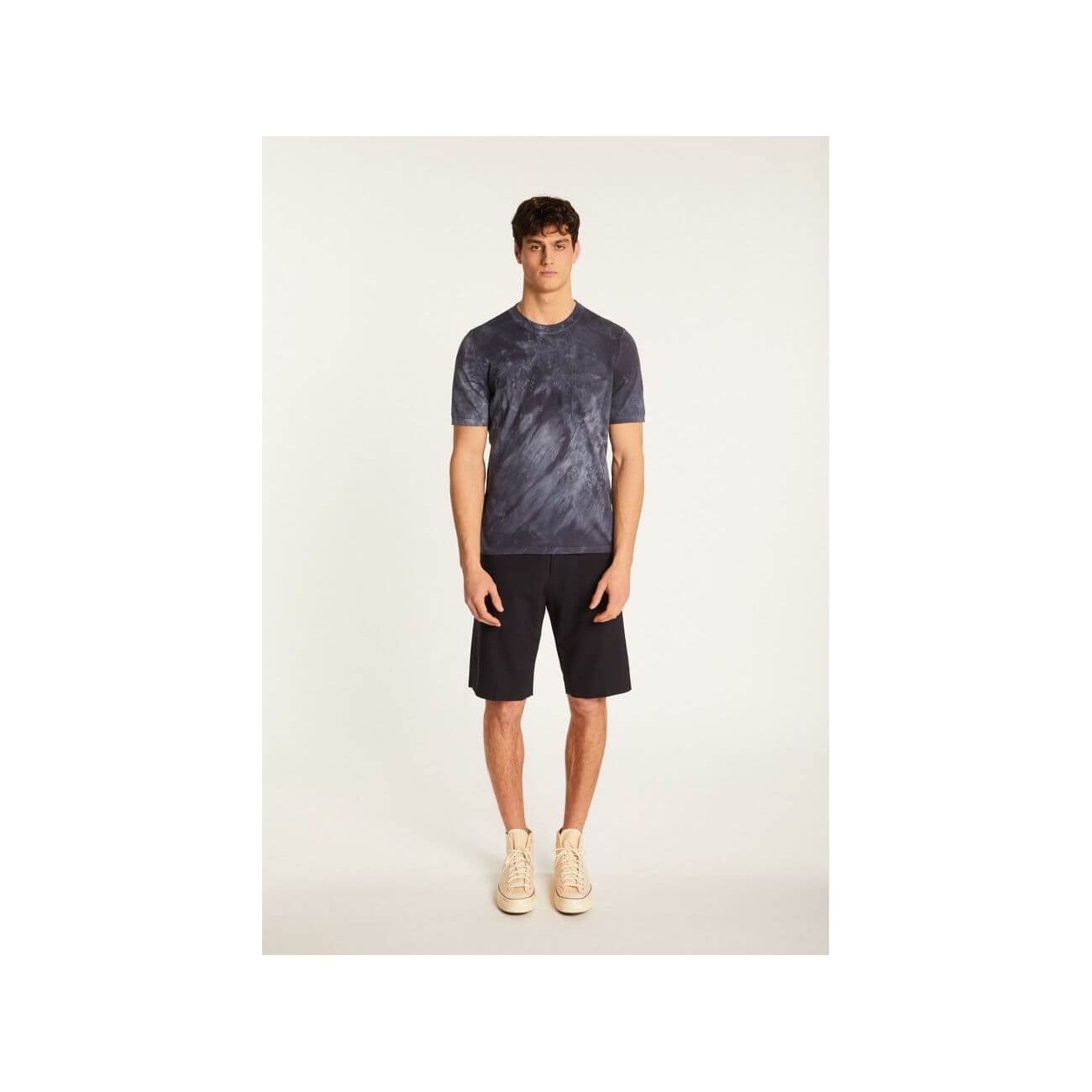 Homme portant un T-Shirt Marquez en coton biologique, léger et moderne, parfait pour un look décontracté.