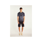 Homme portant un T-Shirt Marquez en coton biologique, léger et moderne, parfait pour un look décontracté.
