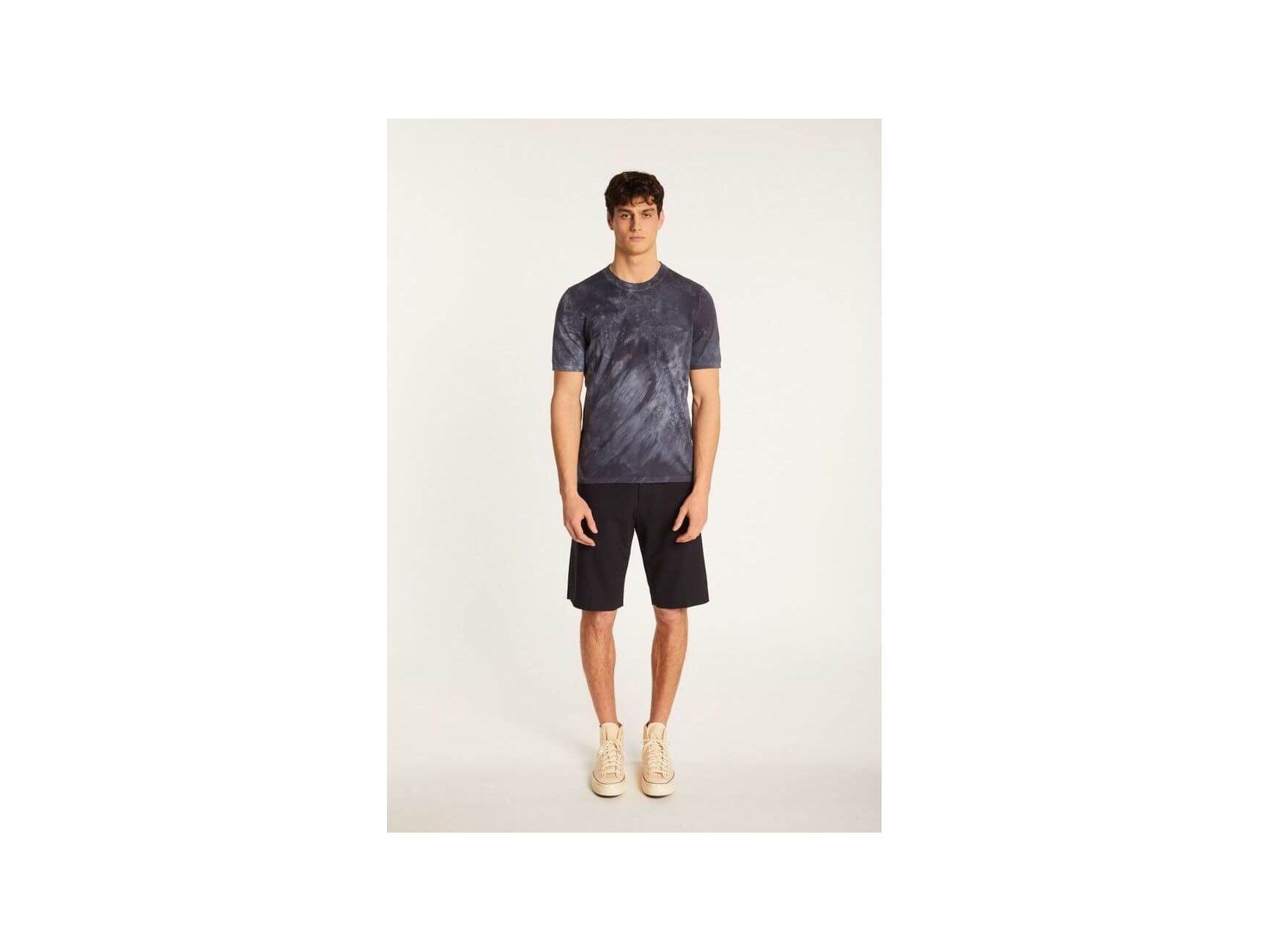 Homme portant un T-Shirt Marquez en coton biologique, léger et moderne, parfait pour un look décontracté.