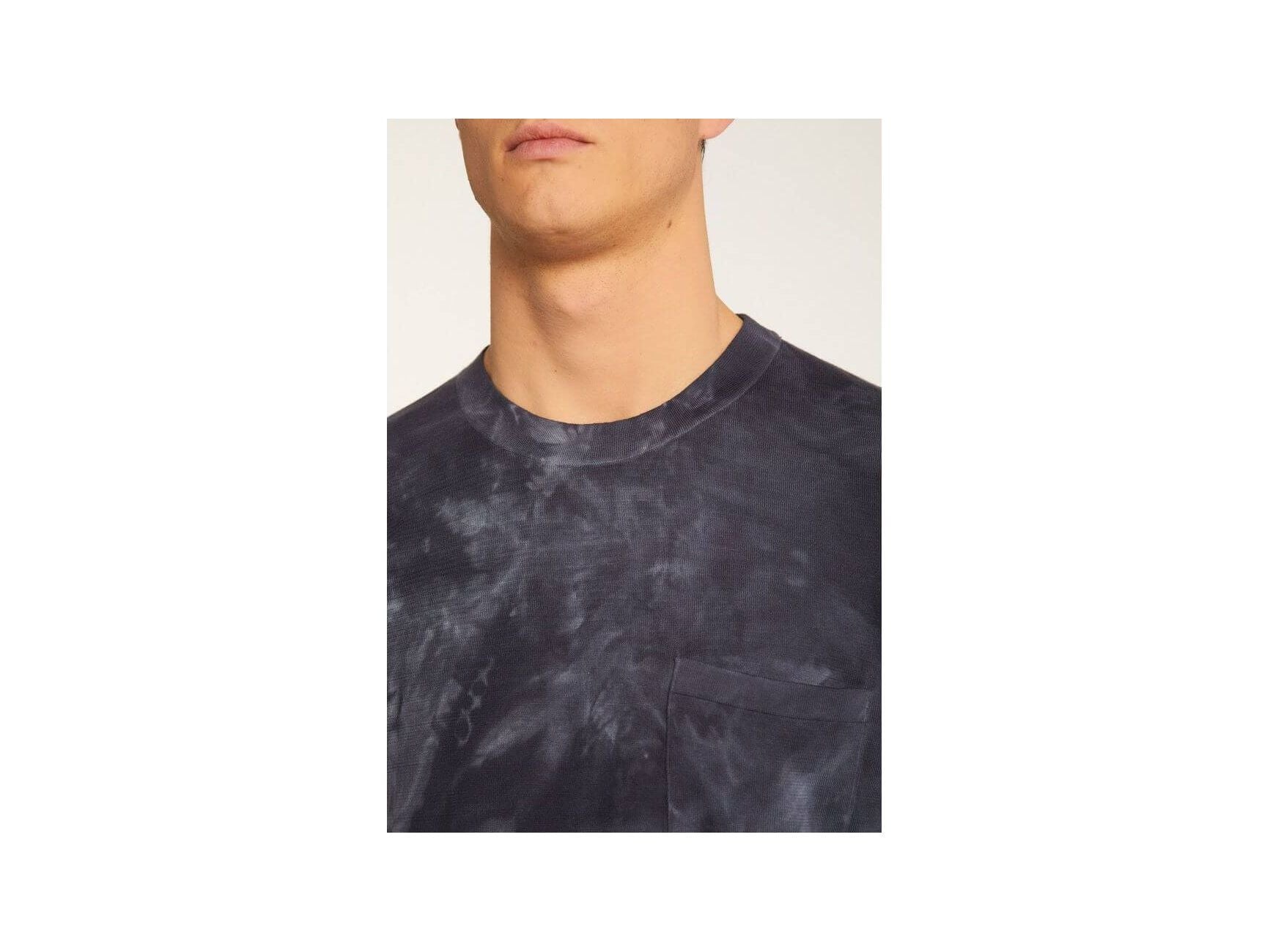 Close-up of T-Shirt Marquez in dark tie-dye pattern, featuring a pocket and a modern neckline.
