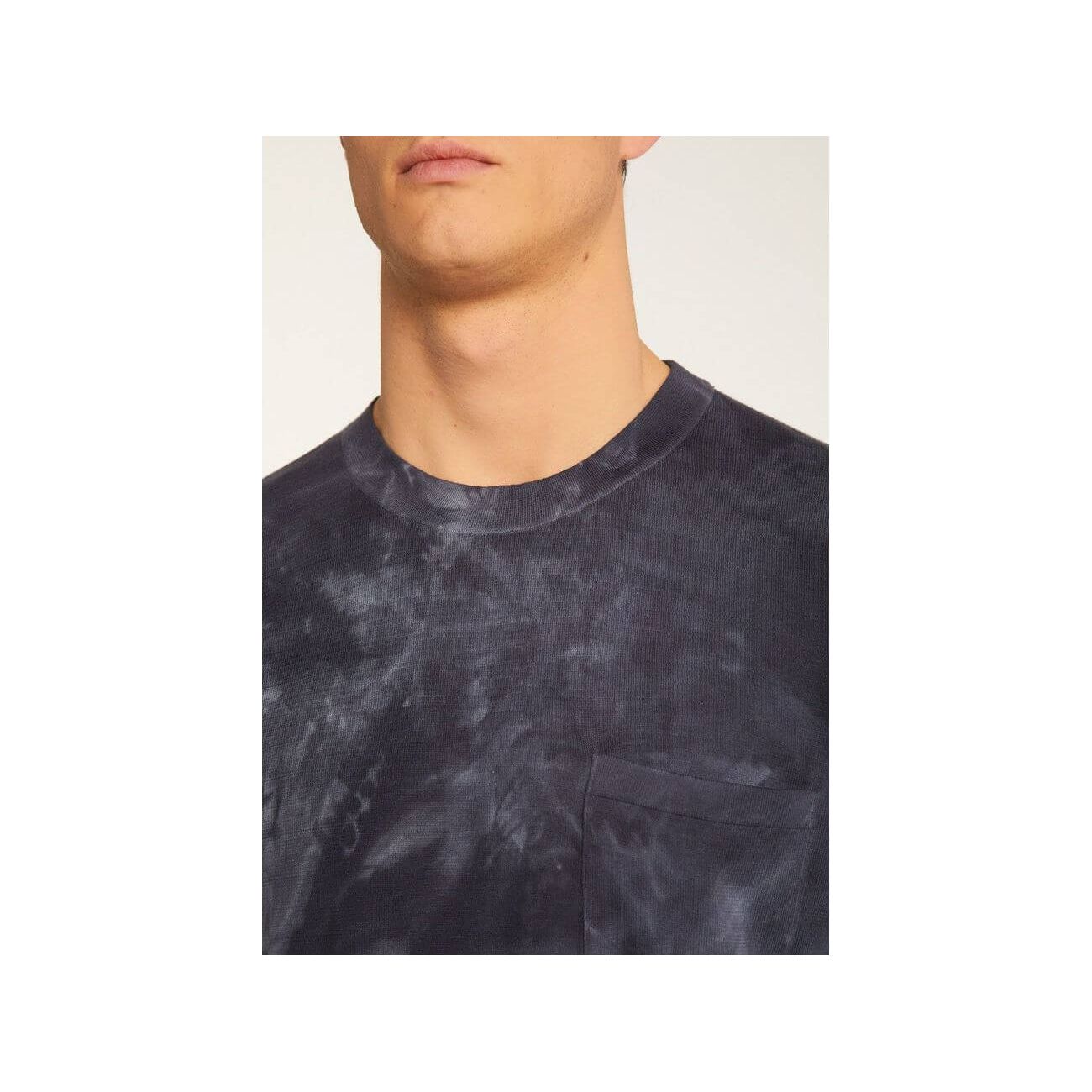 Close-up of T-Shirt Marquez in dark tie-dye pattern, featuring a pocket and a modern neckline.