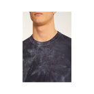 Close-up of T-Shirt Marquez in dark tie-dye pattern, featuring a pocket and a modern neckline.
