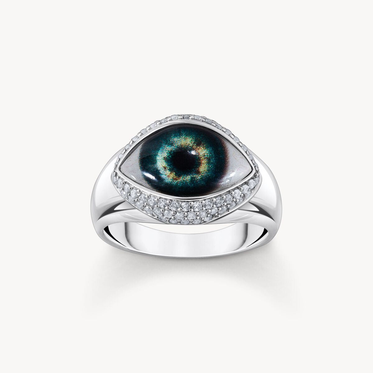 Bague en argent avec œil symbolique et zircons blancs, idéale pour un style contemporain et élégant.