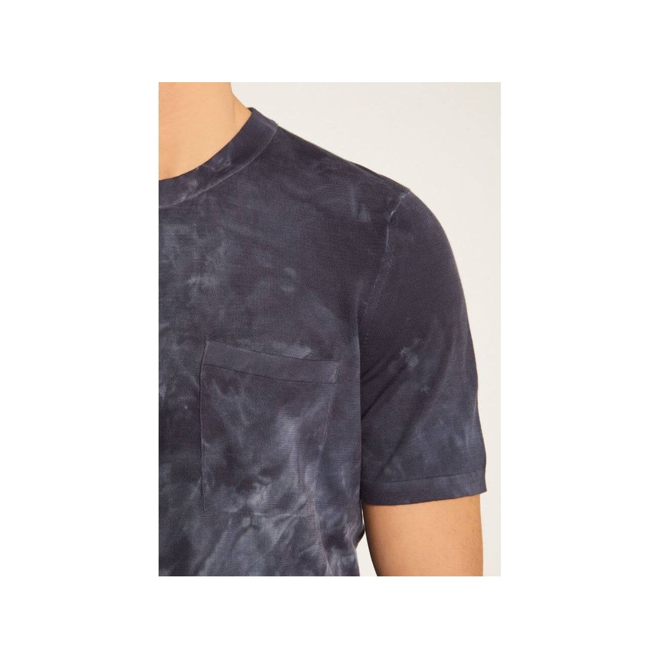Close-up of T-Shirt Marquez, featuring a modern fit, pocket detail, in dark tie-dye pattern made from organic cotton.