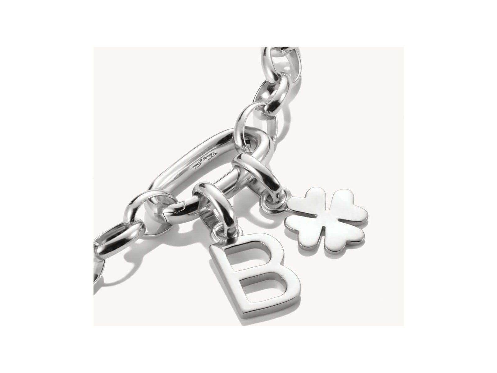 Pendentif charm argent en forme de lettre 'B' et symbole floral sur bracelet en argent recyclé