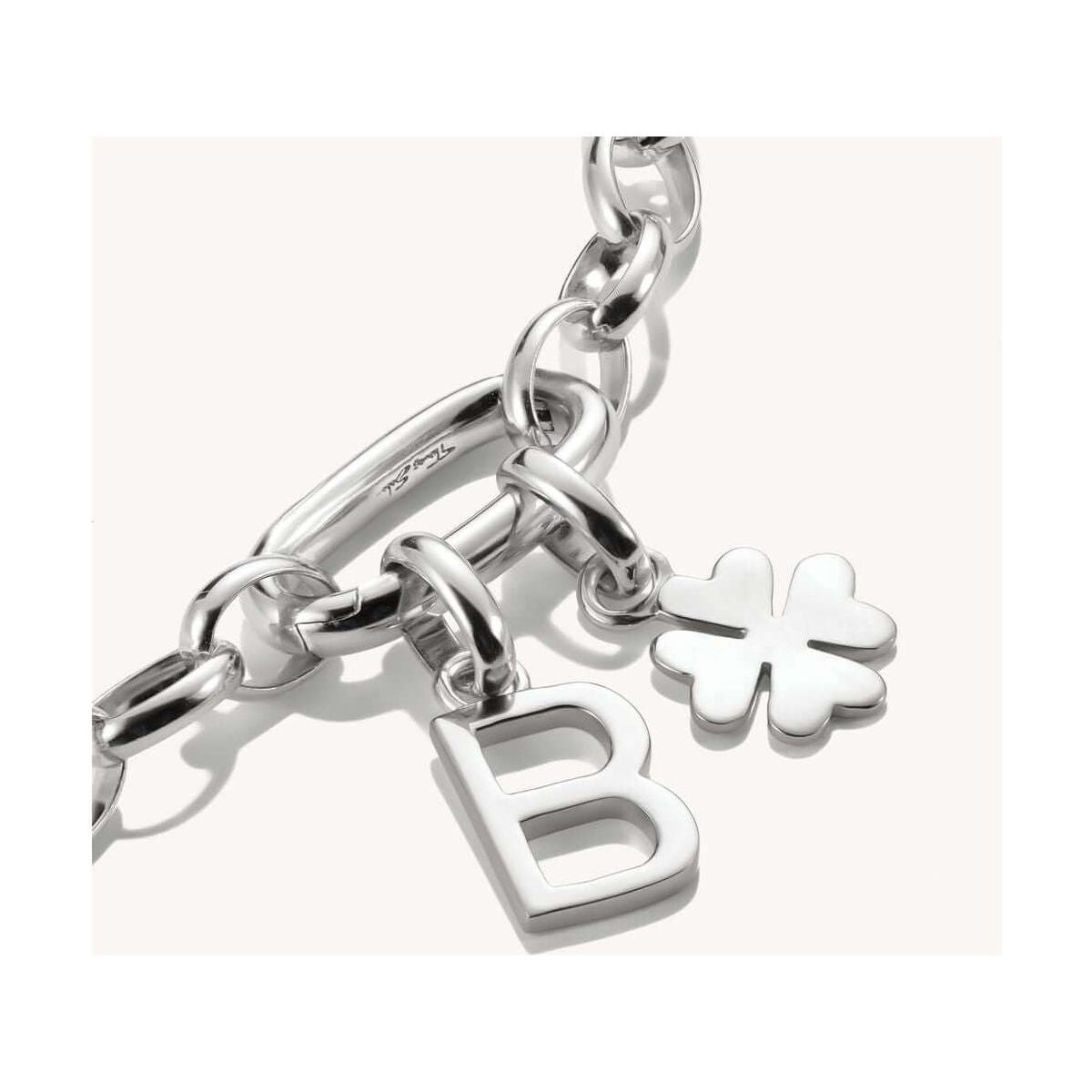 Pendentif charm argent en forme de lettre 'B' et symbole floral sur bracelet en argent recyclé