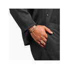 Homme portant un bracelet à graver en obsidienne avec un costume élégant, ajoutant une touche de sophistication.