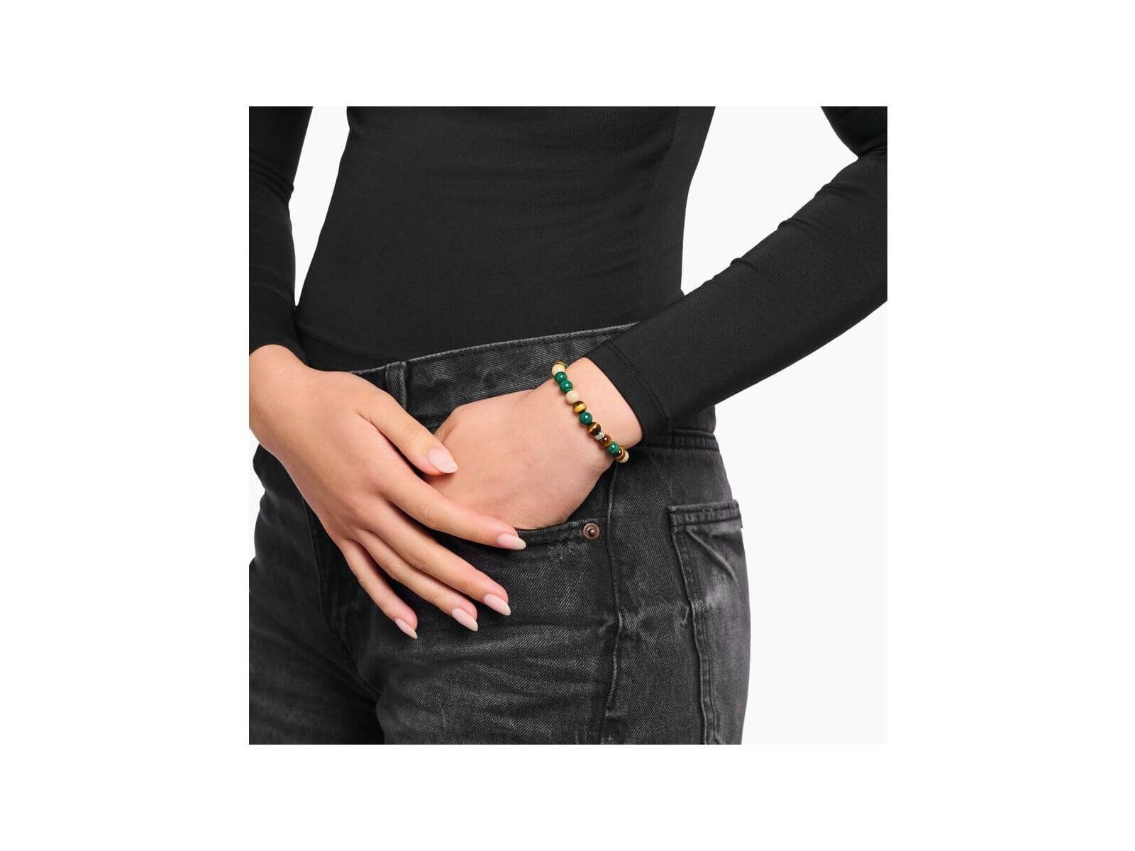 Bracelet en perles de jaspe et malachite imitées dans les tons de terre et vert, porté par une femme.