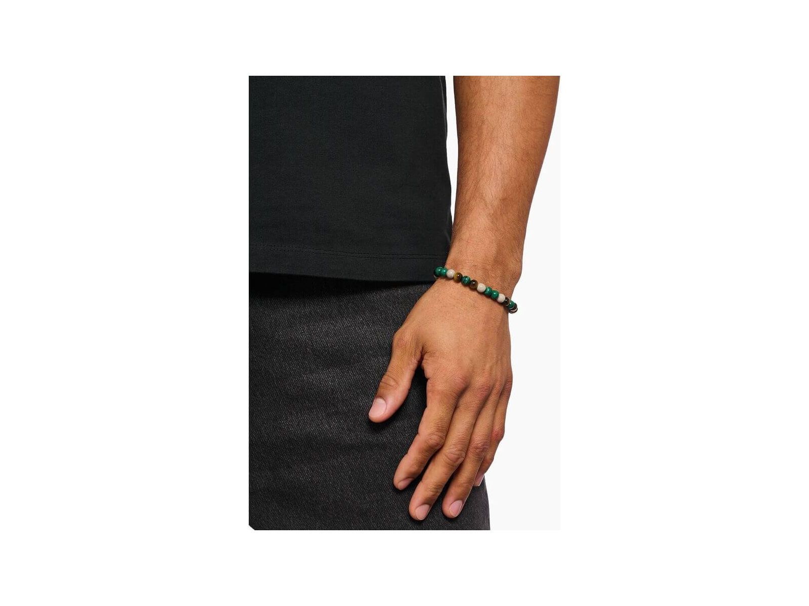Homme portant un bracelet en perles de jaspe, malachite et œil de tigre dans les tons verts et terre.