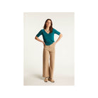 Modèle portant un T-shirt femme Bonbon en lin flammé, associé à un pantalon large beige, dans un style décontracté.