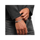 Bracelet à graver en obsidienne et œil de tigre sur poignet d'homme, élégant et personnalisable.